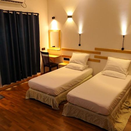 Hotel Ayira Maldives à Feridhoo Extérieur photo