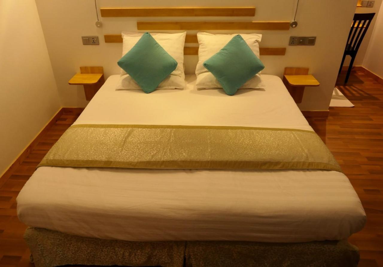 Hotel Ayira Maldives à Feridhoo Extérieur photo